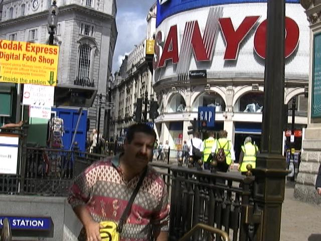 London 1.bmp - LONDON STREET